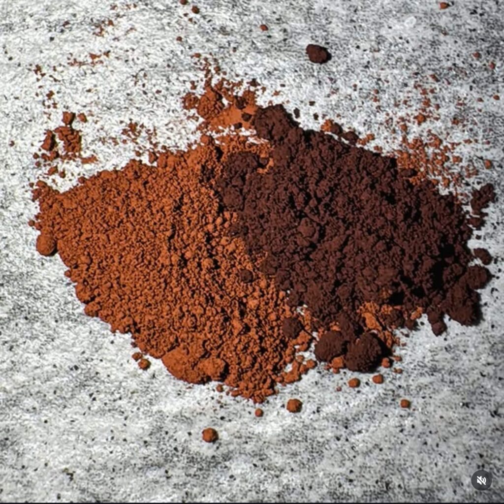 Makeup blending application of loose powder eyeshadows by Siol Beauty demonstrating smooth color transition.
